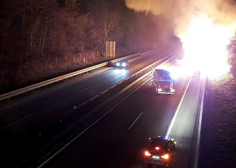 Zapalio se električni automobil, izgorjela hrpa drugih na prikolici