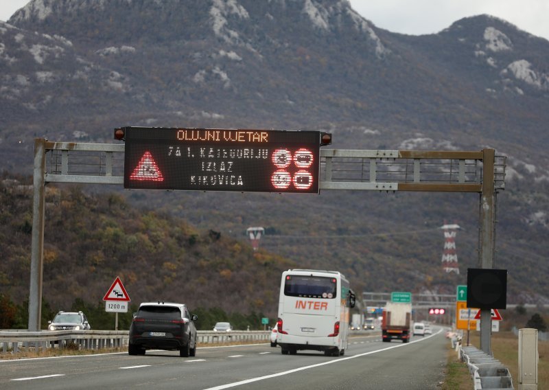 Zbog olujnog vjetra otežan promet na autocestama