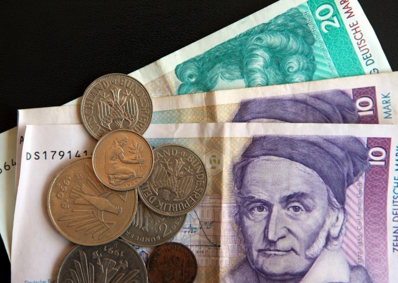 Uveli su euro prije 22 godine, a u opticaju je još 12,2 milijarde maraka