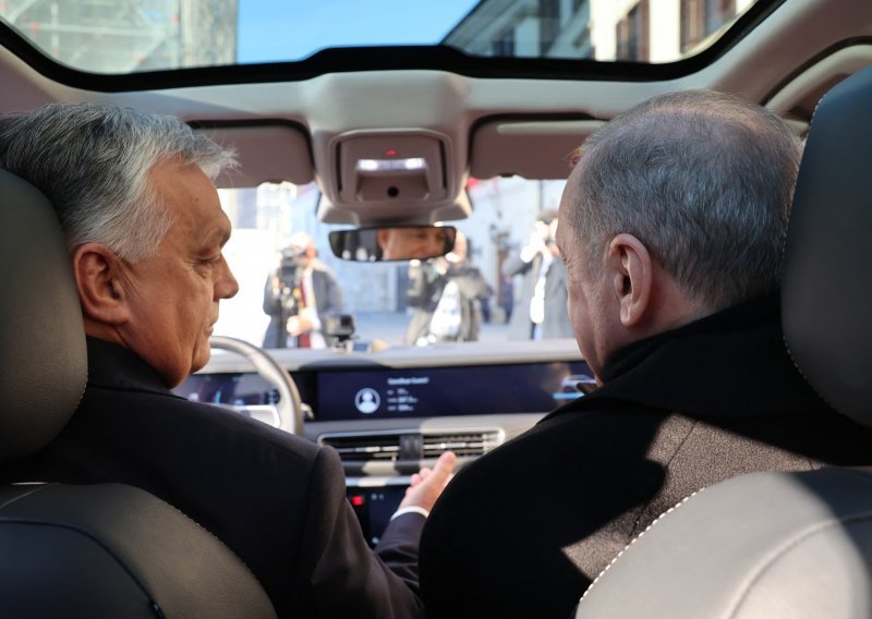 Orban Erdoganu darovao konja, a ovaj njemu električni auto s 435 'konja'