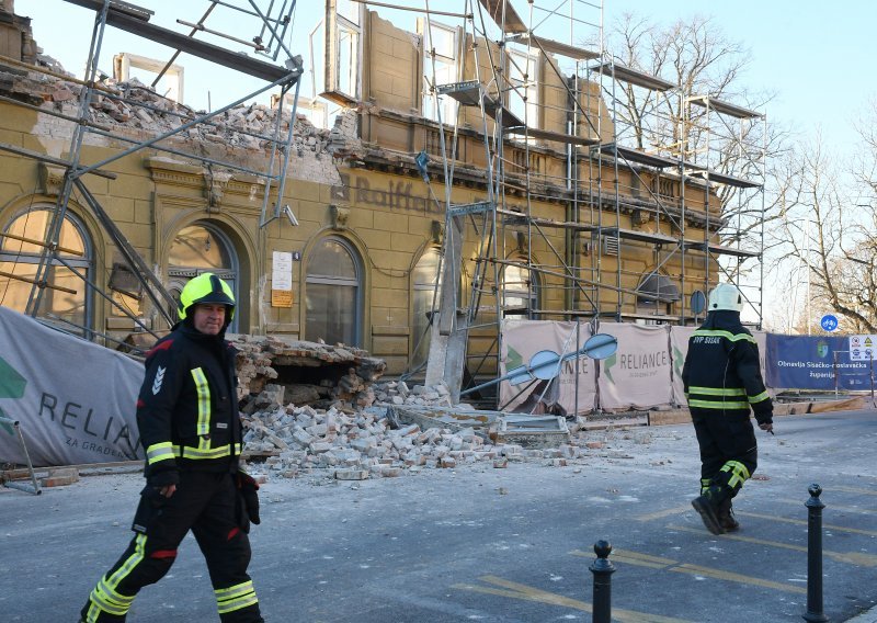 Radnik ozlijeđen prilikom urušavanja balkona u Sisku u životnoj opasnosti