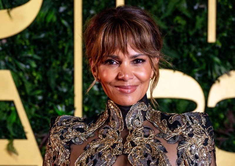 U čipkastom bodiju i okružena stijenama: Halle Berry ponosno istaknula figuru u 57-oj