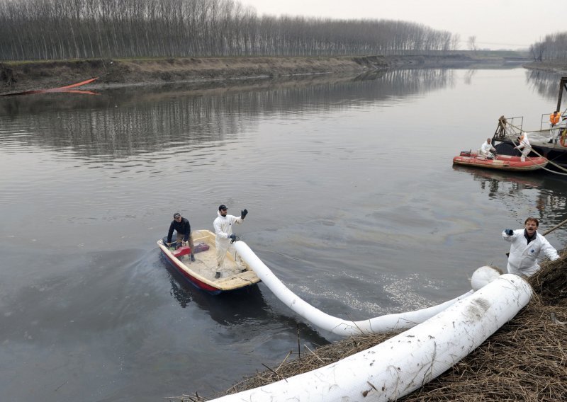 Tanker se nasukao se kod Slavonskog Broda