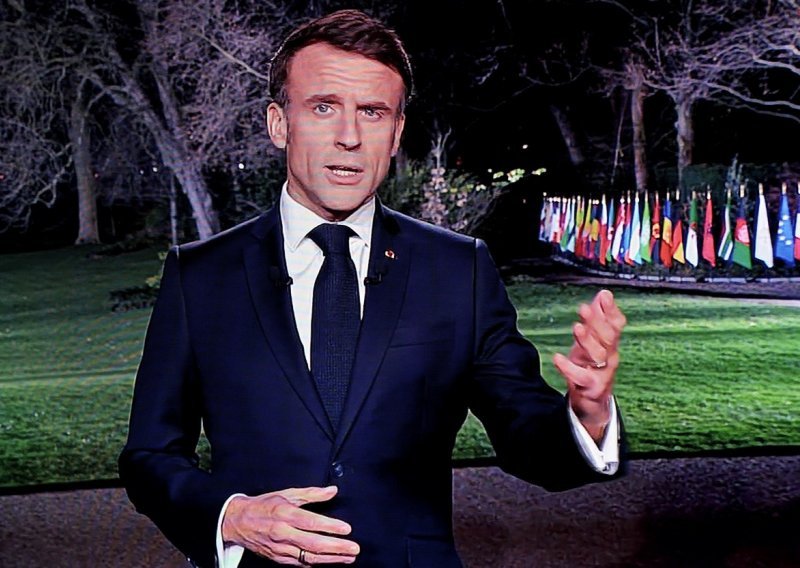 Macron najavio uniforme u školama, ograničavanje vremena pred ekranima za djecu