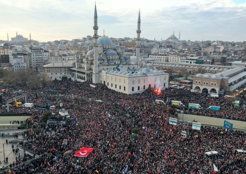 Deseci tisuća prosvjedovali u Istanbulu, gomila vikala: 'Smrt Izraelu, van iz Palestine'