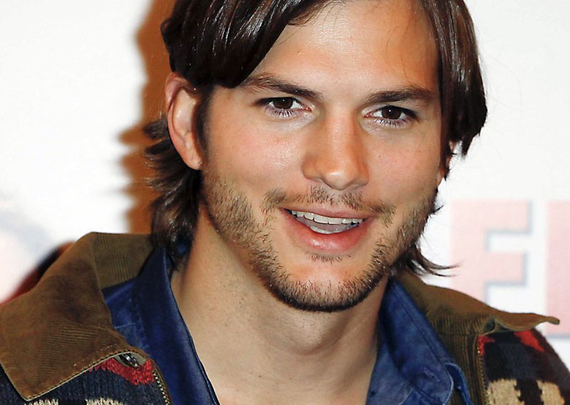 Ashton Kutcher i dalje nosi prsten na ruci