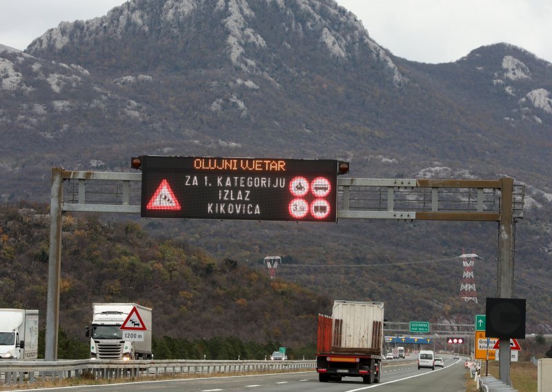 Vozači, oprez! Olujni vjetar zatvorio dionicu A1 i Jadranske magistrale