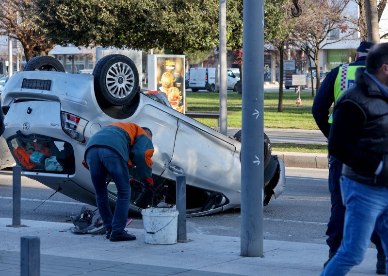 Težak sudar dva auta u Zadru, jedan završio na krovu