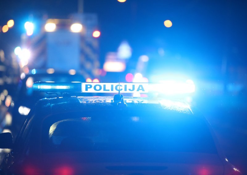 Mercedes bježao od policije 170 km/h, a onda iz njega izašla - djevojčica