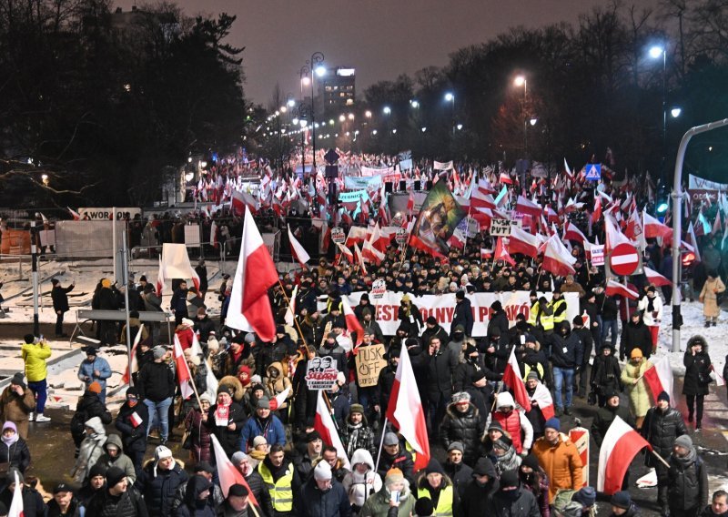 Deseci tisuća poljskih desničara na ulicama zbog uhićenja i reforme medija