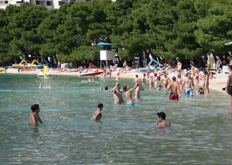 U makarskom primorju pad noćenja i potrošnje