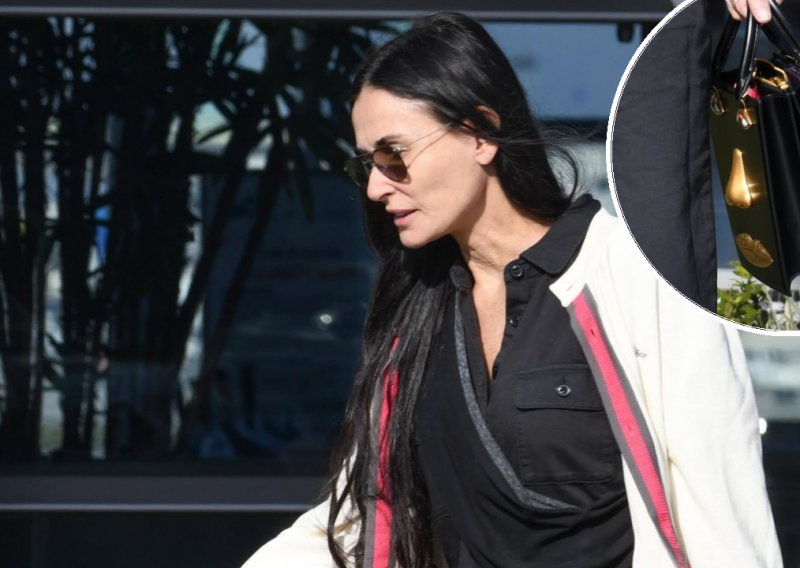 Ležerno izdanje Demi Moore: Stajling začinila neobičnom torbicom 'paprene' cijene