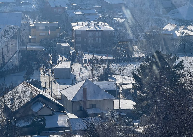 Nestvarne scene pred žičarom Sljeme. Pogledajte koliki je red