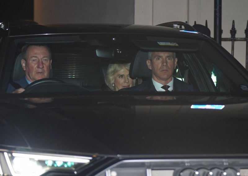 Nije mogla dočekati jutro: Kraljica Camilla pohitala Charlesu u bolnicu