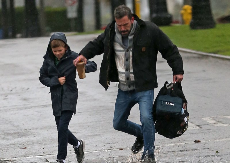 Ben Affleck na sve načine pokušao izbjeći vodenu bujicu, pazeći da ne prolije kavu