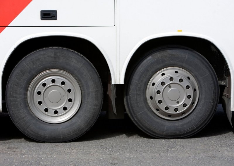 Isključen bus sa 70 putnika za BiH: Retrovizori vezani vezicama, porozne gume, loše kočnice...