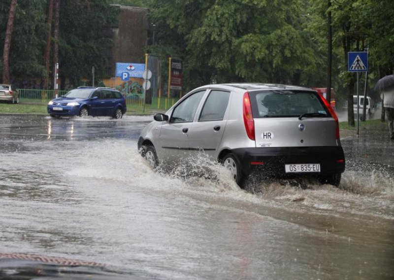 Obilne kiše poplavile škole, podrume i BIOS