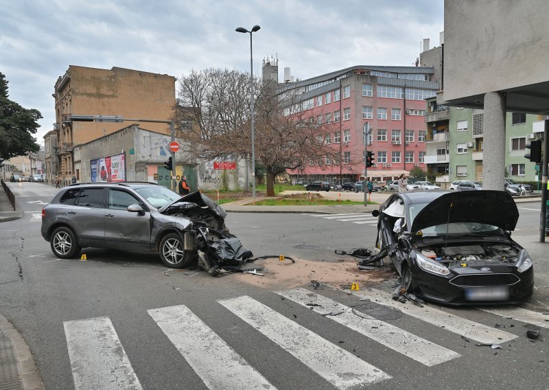 Teška nesreća u Puli: Vatrogasci izvlačili ljude iz auta, troje prevezeno u bolnicu