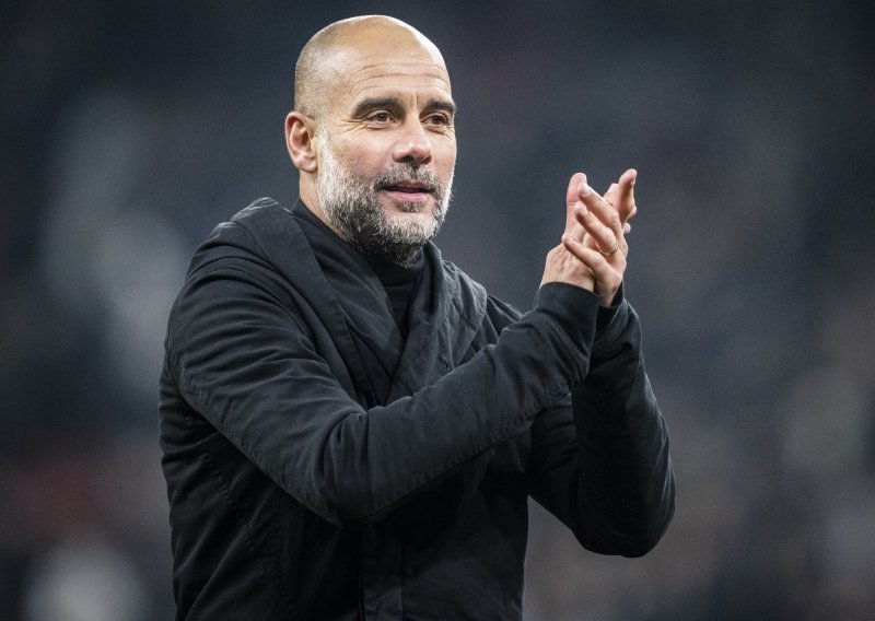 Chelseajevi navijači u nevjerici slušaju i komentiraju što govori Guardiola