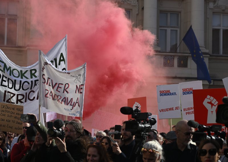 Jedna osoba privedena na prosvjedu na Markovom trgu