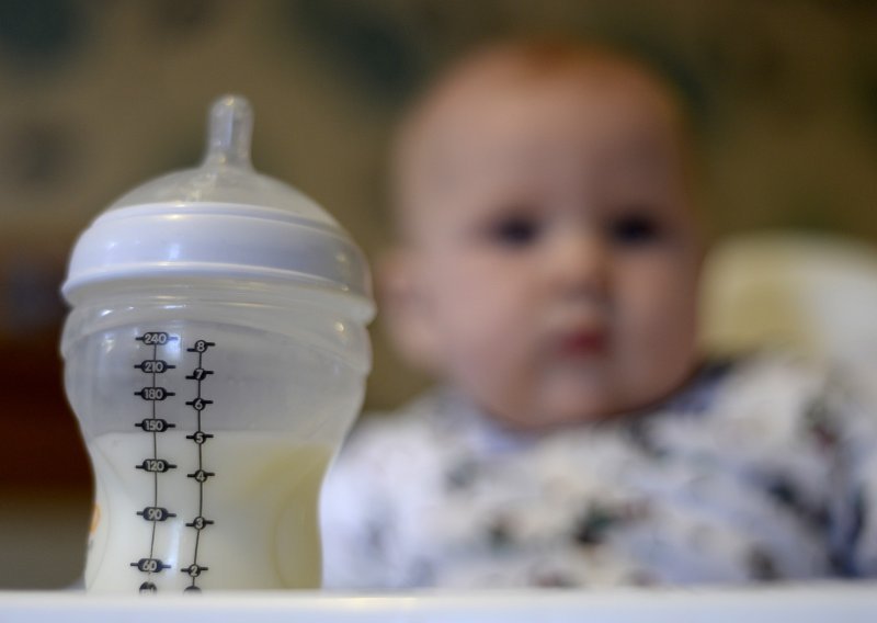 Skandal u Britaniji: Siromašni roditelji razvodnjavali dojenačku formulu