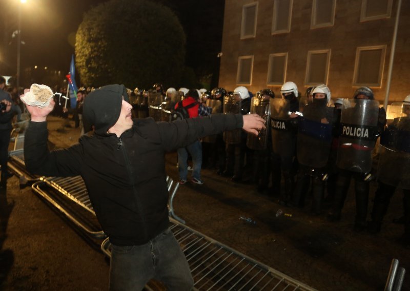 Prosvjednici bacaju molotovljeve koktele na zgradu albanske vlade ​