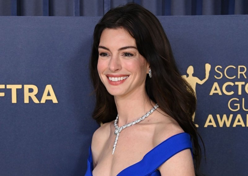 Društvenim mrežama širi se urnebesna snimka Anne Hathaway