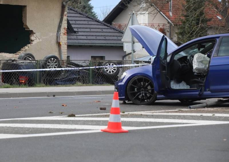 Teška nesreća: Nakon sudara, auto odletio u kuću i prevrnuo se na krov