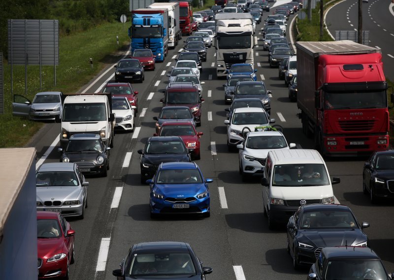 Niz nesreća na cestama, kolona između čvorova Zaprešić i Jankomir duga 6 km