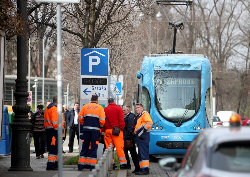 Mladić pao pod tramvaj, vatrogasci ga oslobodili