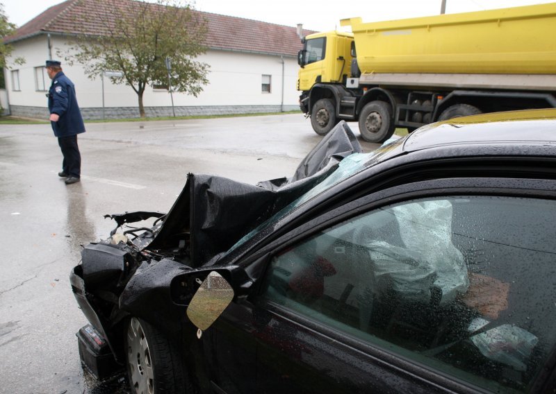 U sudaru s kamionom poginuo vozač automobila