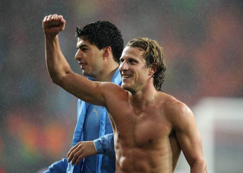 Forlan se seli k našima u Tottenham?