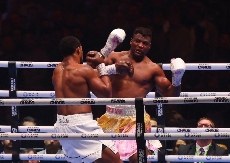 Pogledajte kako je Anthony Joshua nokautirao Francisa Ngannoua i poslao ga 'na spavanje'