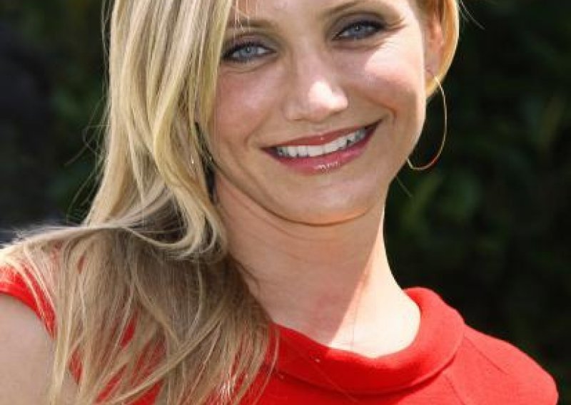 Cameron Diaz otkrila noge u maloj crvenoj haljini