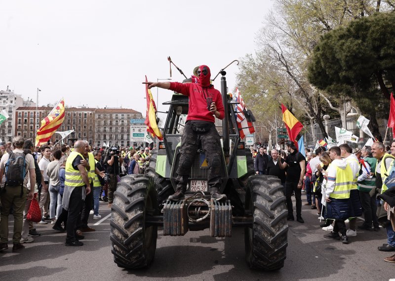 Tisuće španjolskih poljoprivrednika prosvjeduju s traktorima u Madridu