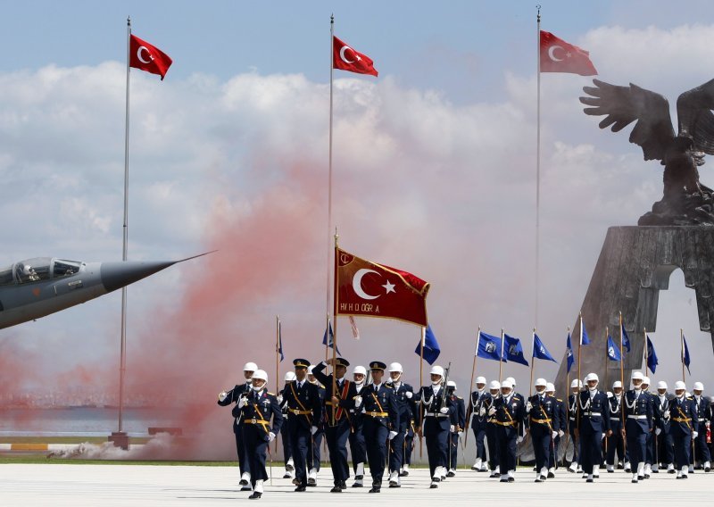 Pritvoreno 11 turskih generala