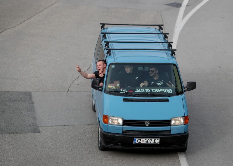 BBB se razmahali srednjim prstima, pod zaštitom policije stižu na Poljud