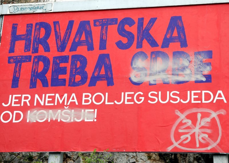 SDSS: Vandali su upali u privatna dvorišta, uništavali plakate i stupove panoa