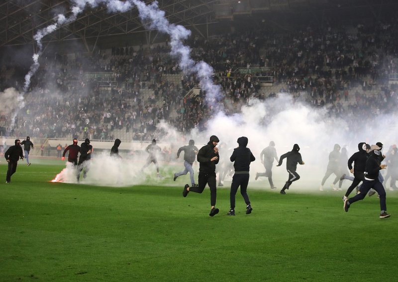 Hajduk zbog divljanja Torcide dobio najbrutalniju kaznu u povijesti!