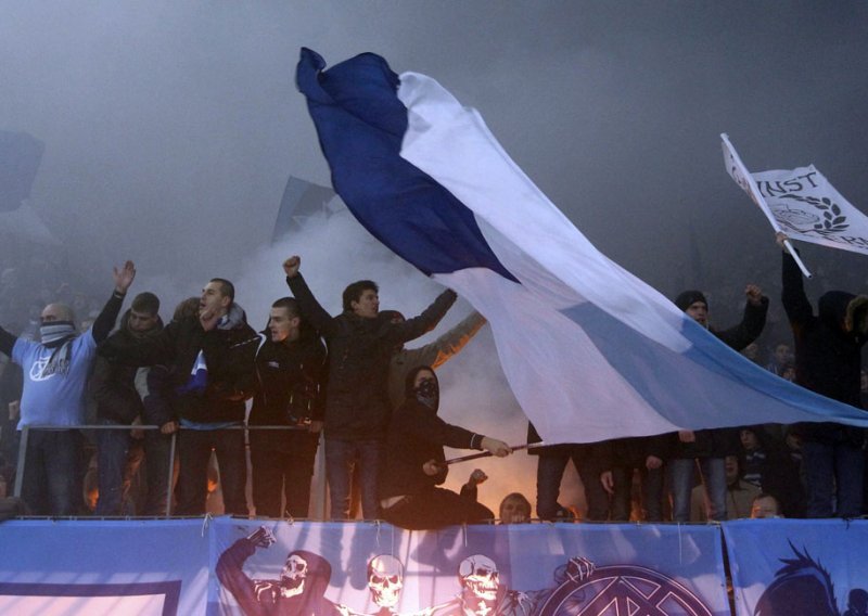 Ne smetaju im ni baklje ni prekidi: Apoel u osmini finala!