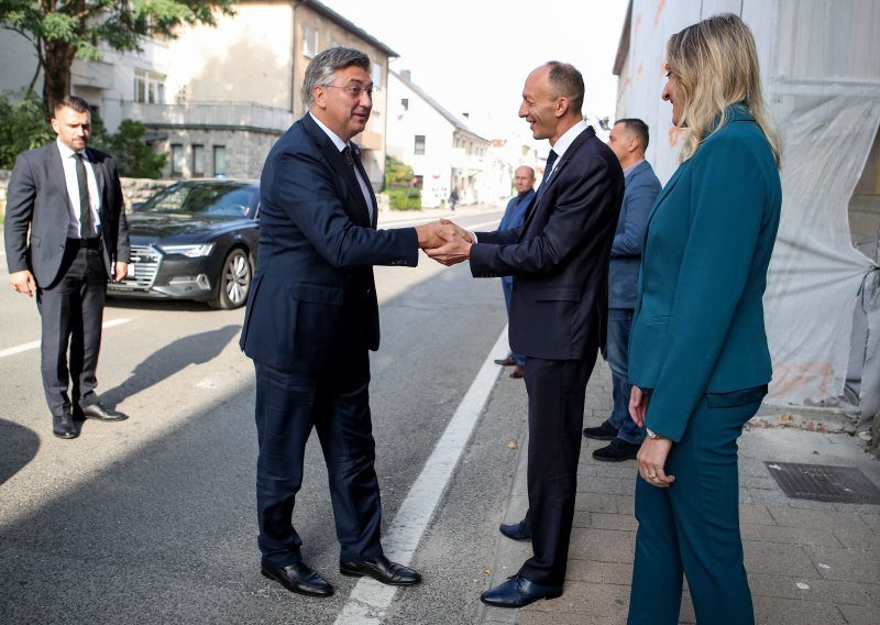 Plenković u Gospiću posjetio buduću Središnju pismohranu zemljišnih knjiga