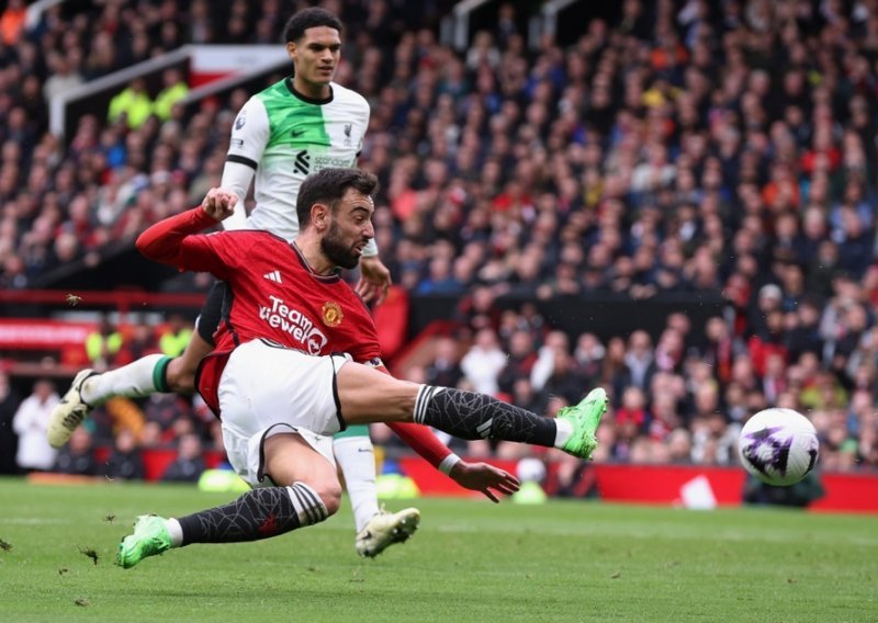 Mo Salah na Old Traffordu iz penala u samoj završnici utakmice spasio Liverpool