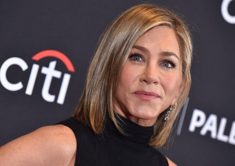 Jennifer Aniston još je malo skratila kosu i sad ima najpoželjniju bob frizuru koja briše godine