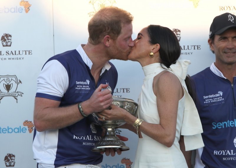 Nisu se suzdržavali: Strastveni poljubac Meghan Markle i princa Harryja pred svima