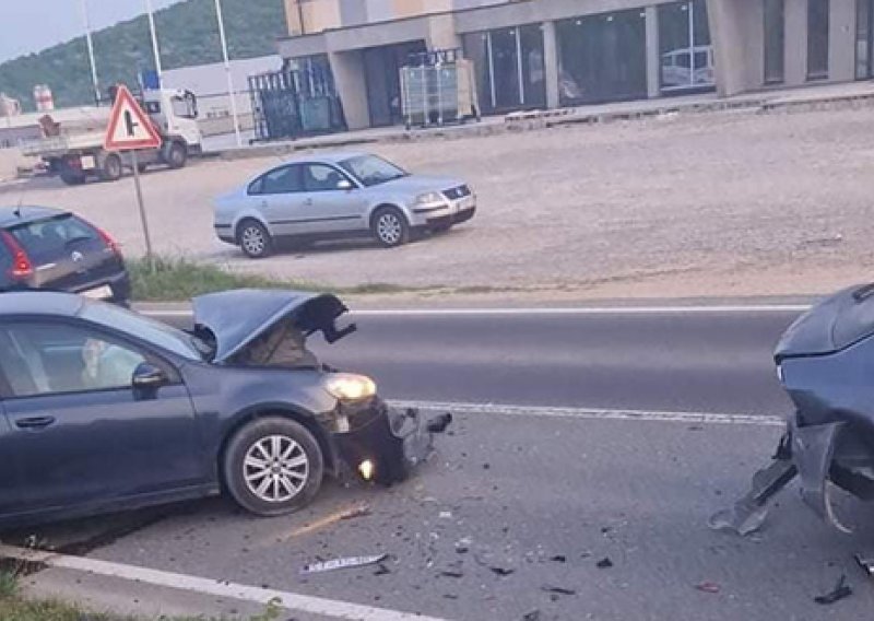 U sudaru tri automobila u Dicmu ozlijeđeno sedmero ljudi