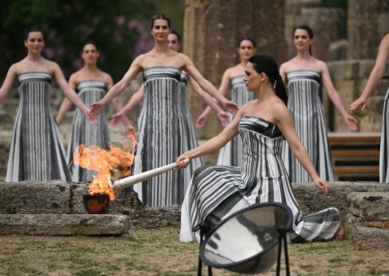 Upaljena olimpijska baklja, lijepa grčka glumica Mary Mina bila je u ulozi visoke svećenice