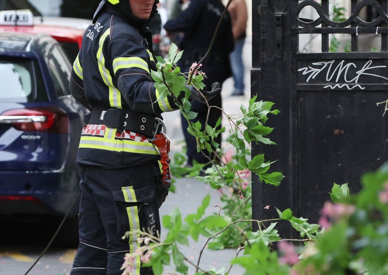 Gori kuća kod Zaprešića, na terenu 30 vatrogasaca