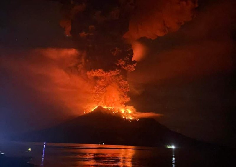 Stotine evakuirane nakon erupcije vulkana u Indoneziji