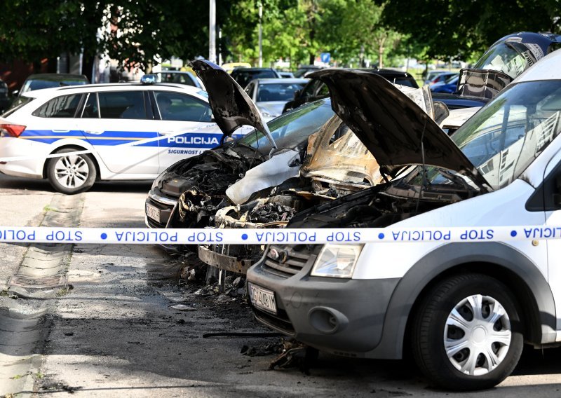 Noćas su u Zagrebu na parkiralištu izgorjela tri automobila: Očevid je u tijeku