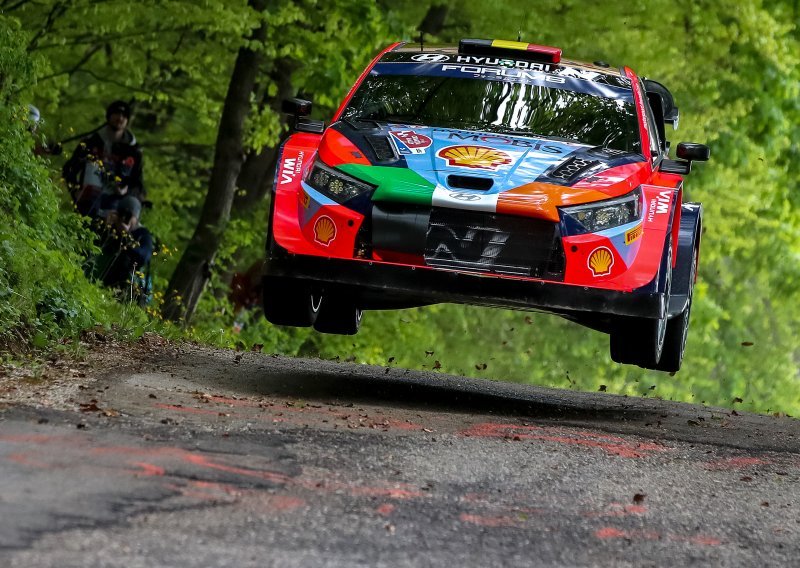 Thierry Neuville preuzeo vodstvo, Evans i Ogier ga prate u stopu